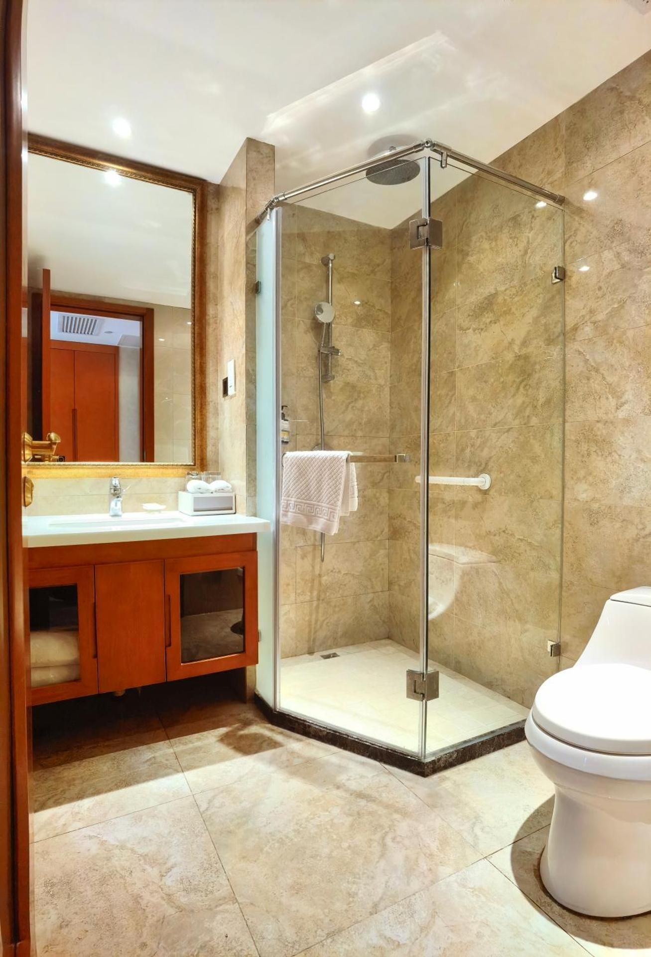 1 King Bed, Business Suite, Non-Smoking