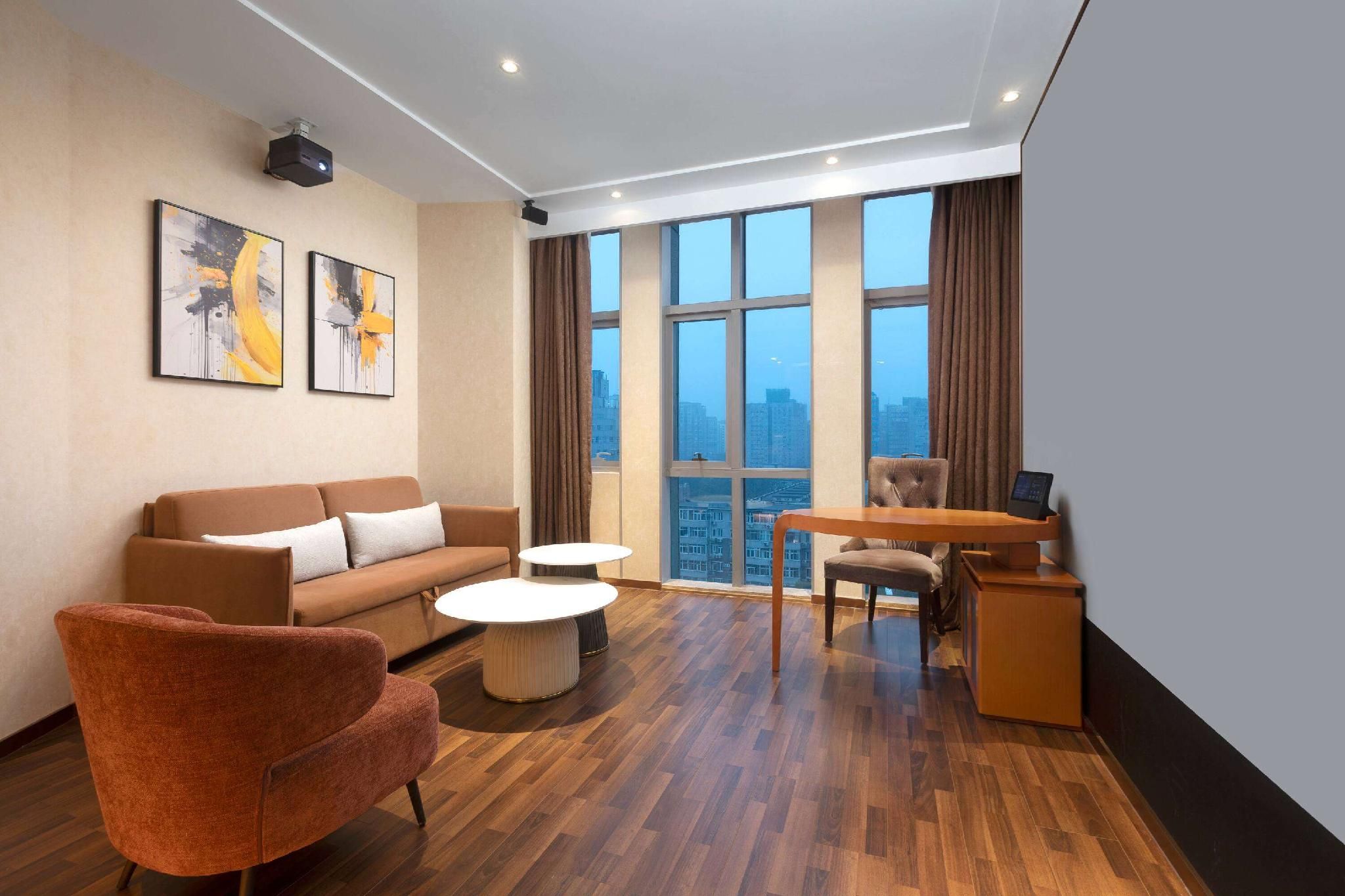 1 King Bed, Business Suite, Non-Smoking