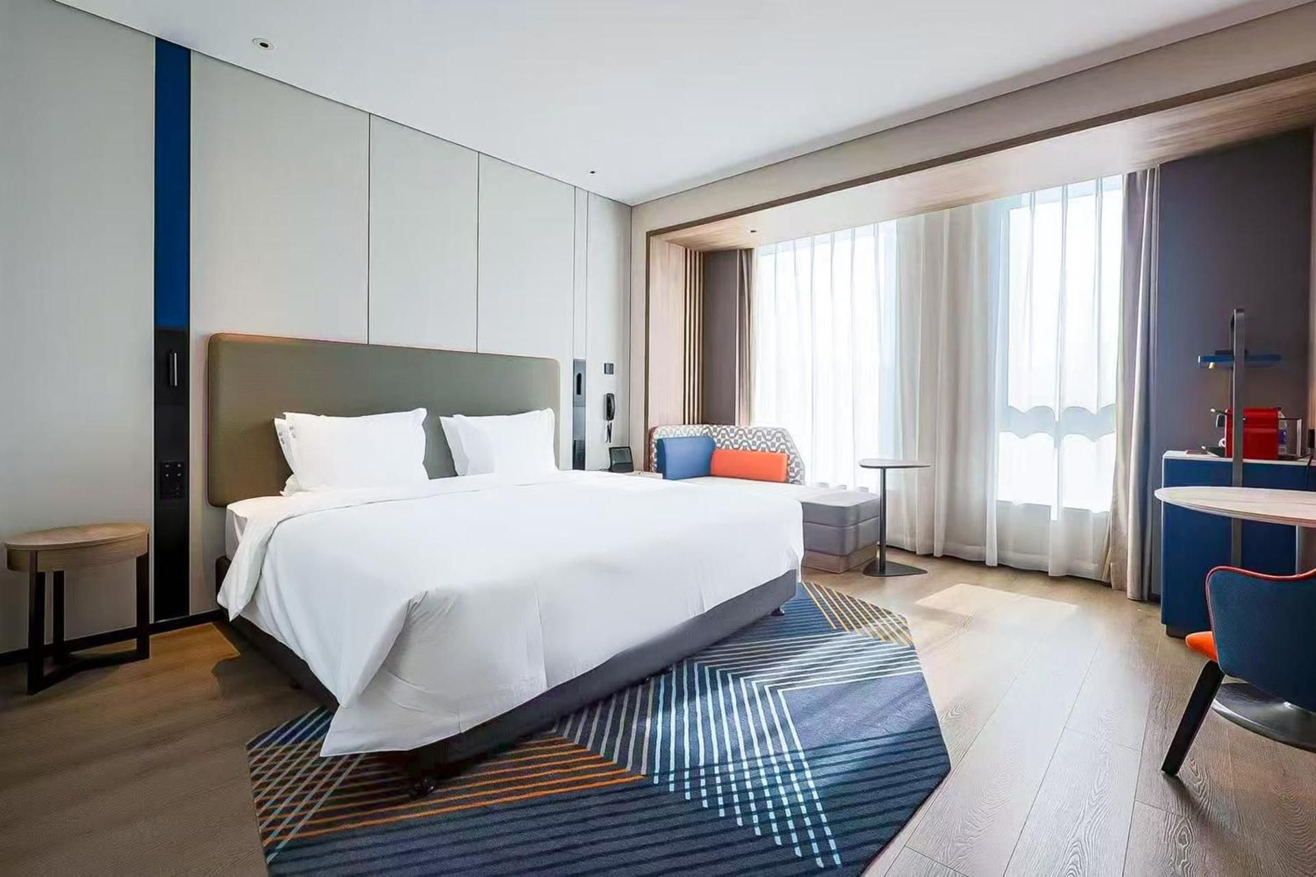 standard king room with extra floor space