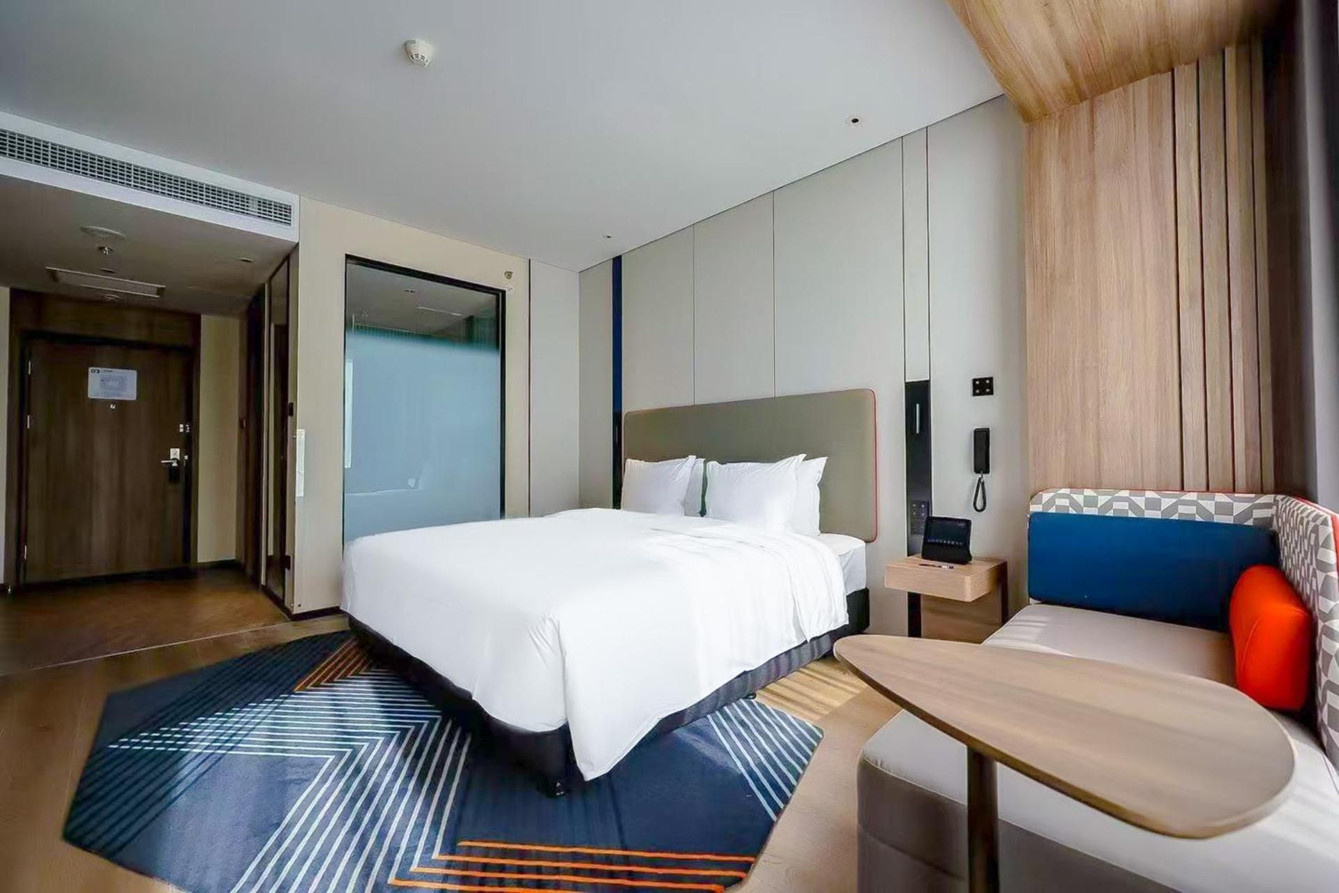 standard king room with extra floor space