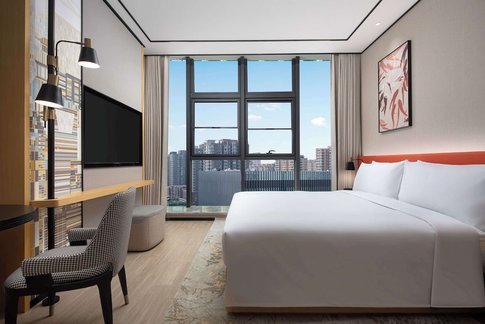 Basic Room, 1 King Bed
