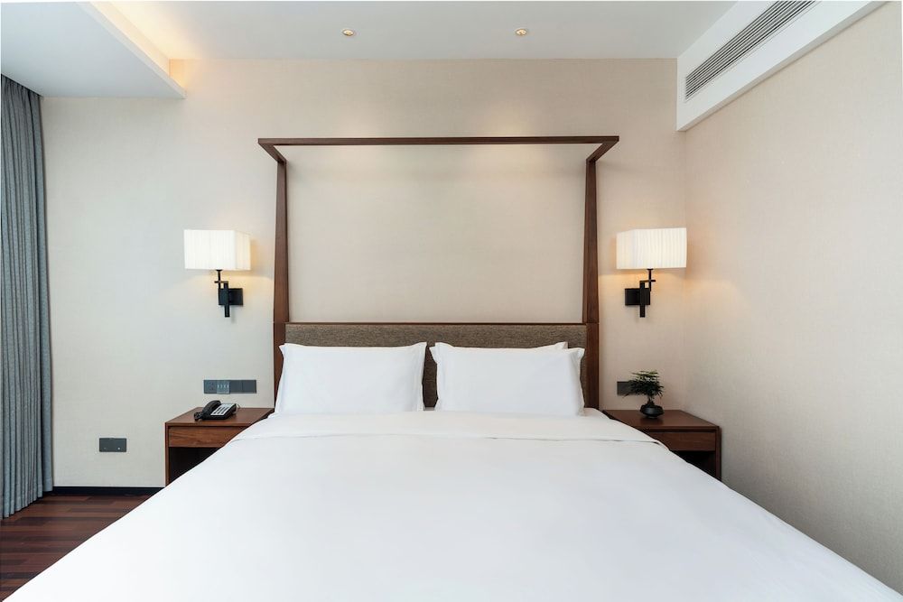 Comfort Room, 1 King Bed, Non Smoking, City View