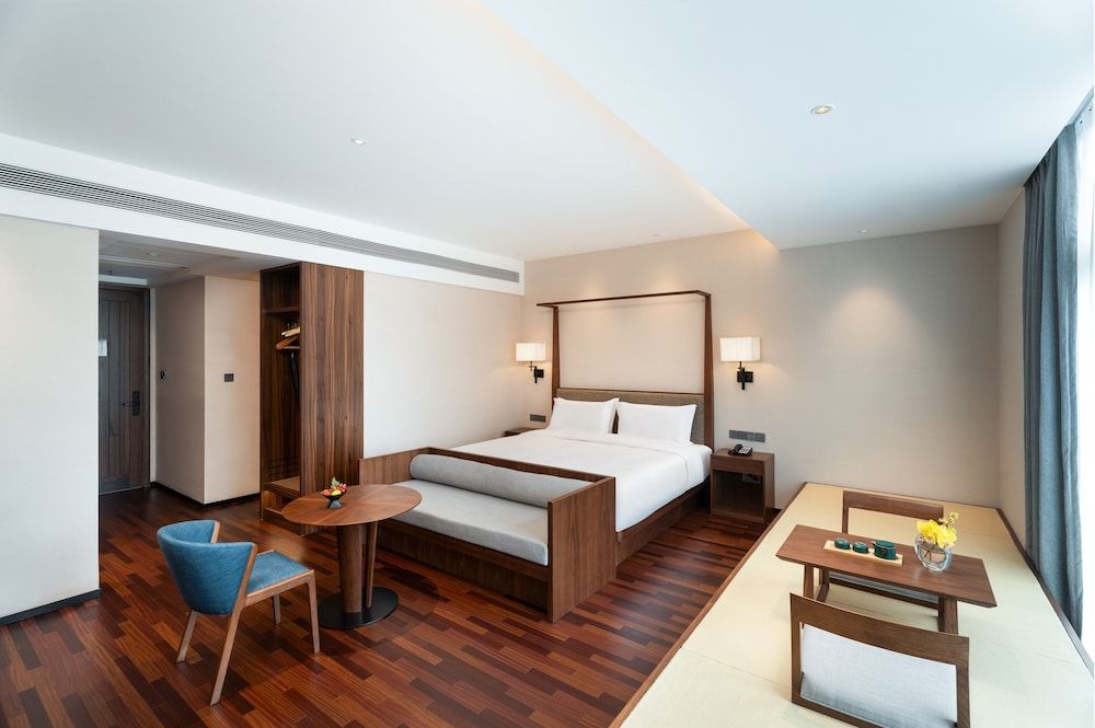 Signature Room, 1 King Bed, Non Smoking, City View