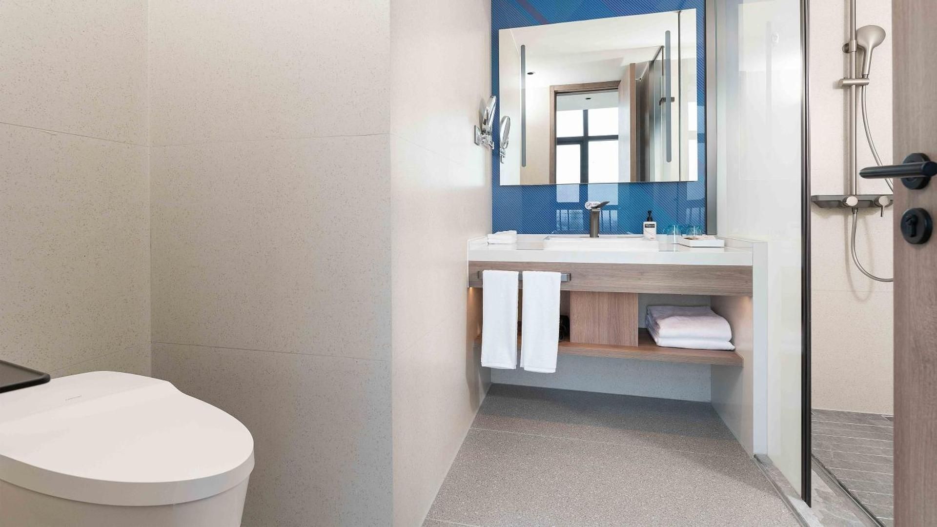 standard king room with extra floor space