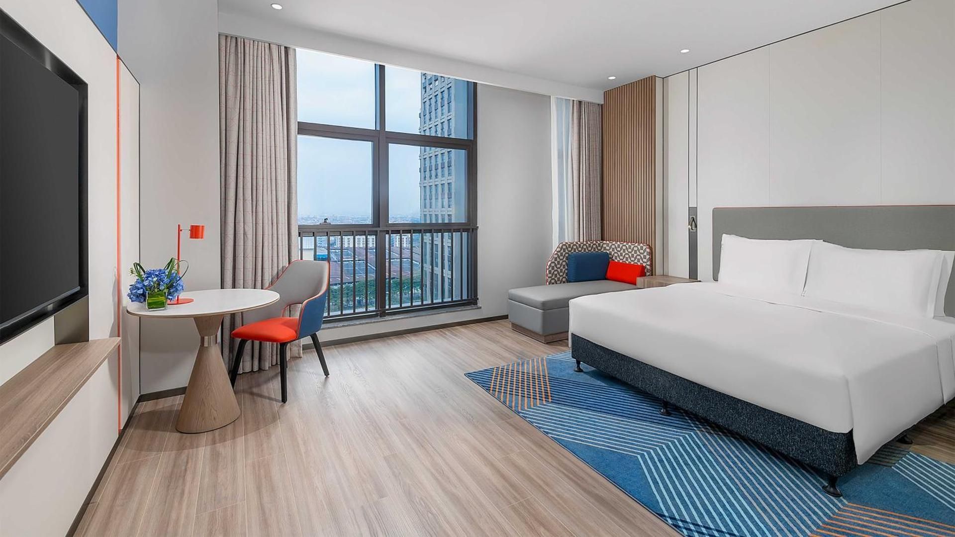 standard king room with extra floor space