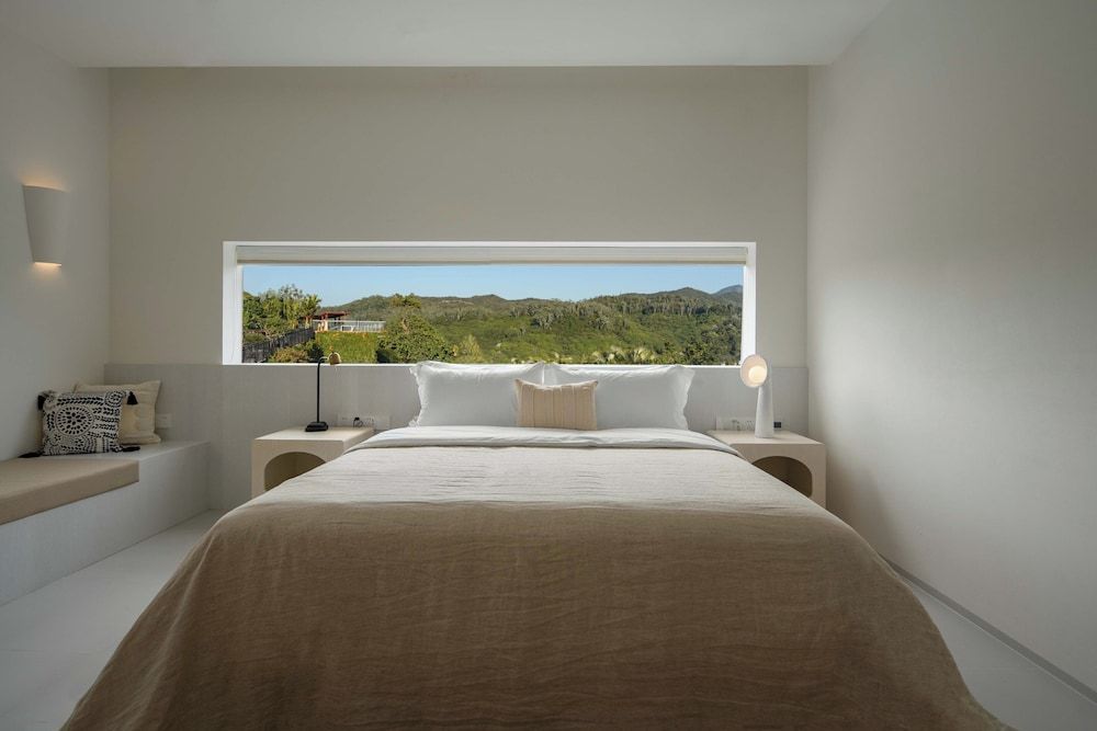 Miyue Shenzhen Blue and White Holy Island Cliff Pool Hotel