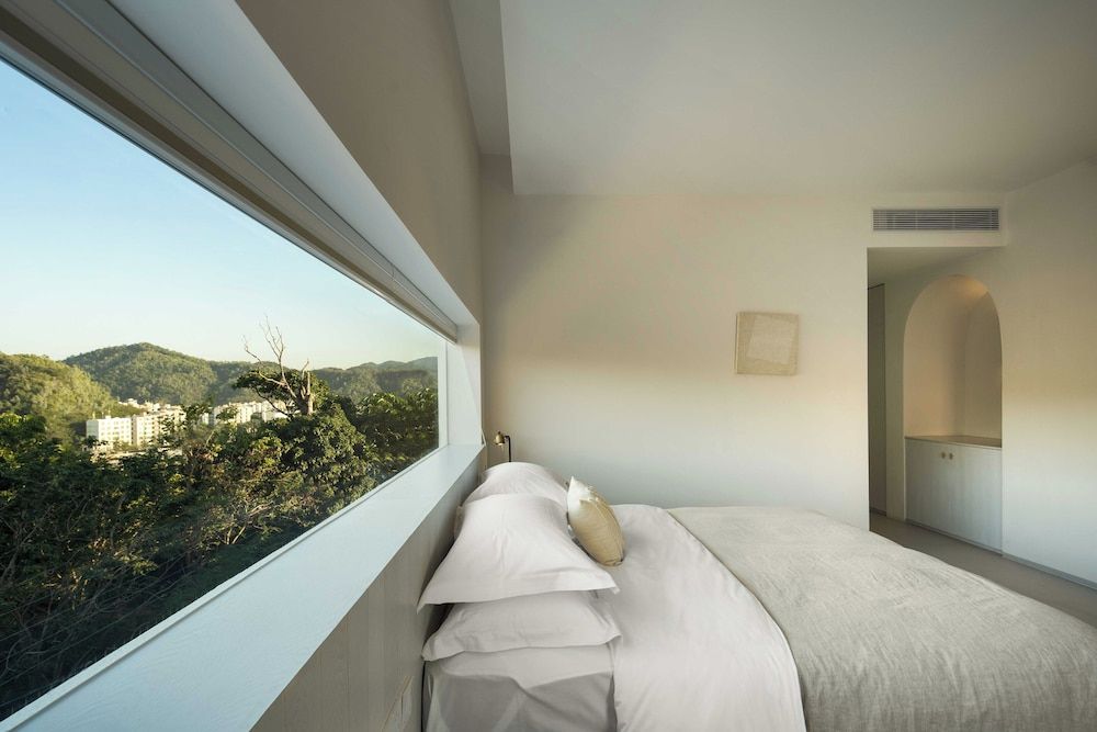 Signature Room, 1 Queen Bed, Courtyard View