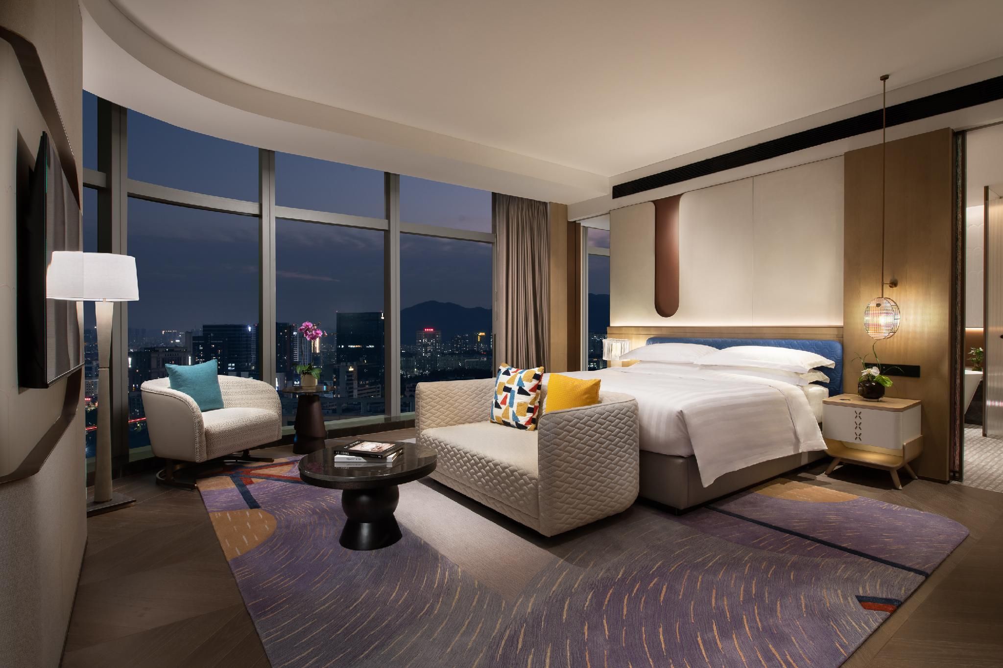 Deluxe Suite, M Lounge Access, 1 King Size Bed, City View