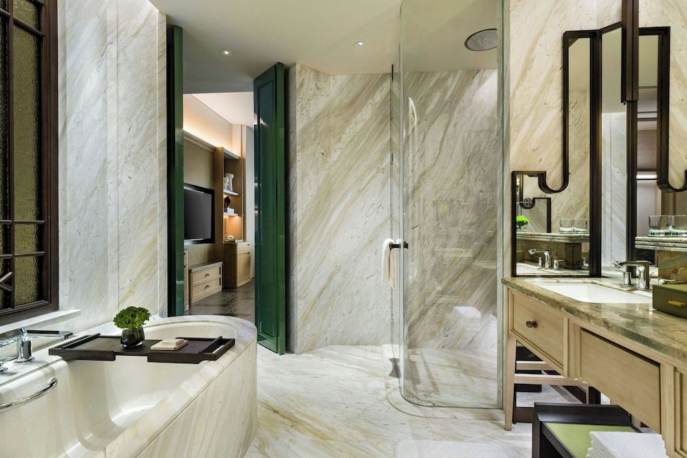 The St. Regis Shenzhen Bao'an Deluxe Room, 1 King Bed, Non Smoking, City View 2