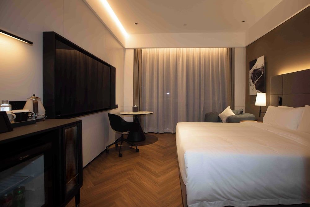 Deluxe Double Room, 1 King Bed, Private Bathroom, City View