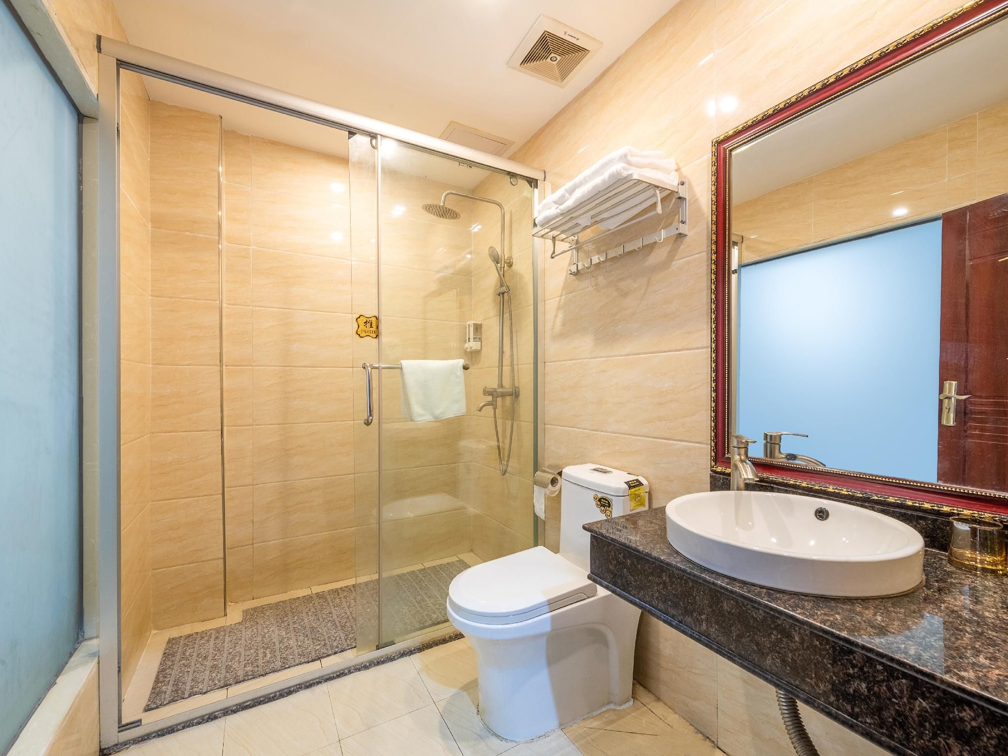 Huahang Hotel - Free airport shuttle bus Superior Guest Room, Guest room, 1 King 3