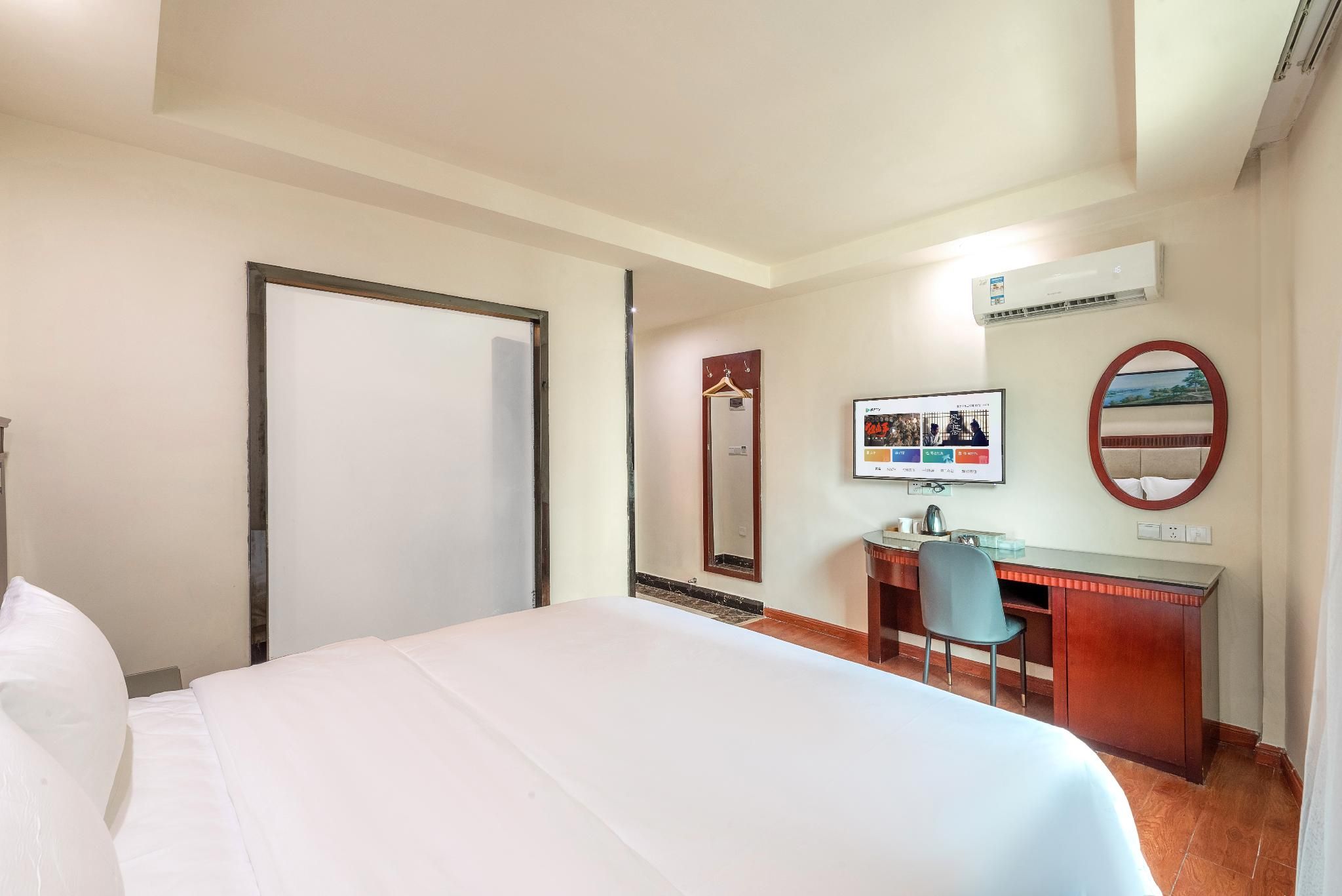 Huahang Hotel - Free airport shuttle bus Superior Guest Room, Guest room, 1 King 2