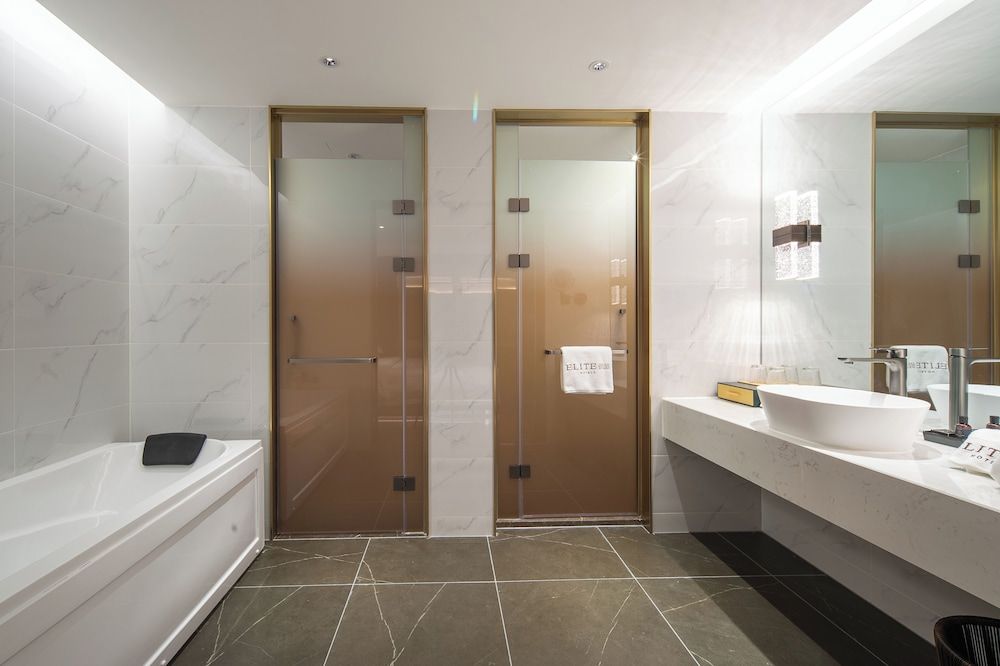 Business Suite, City View