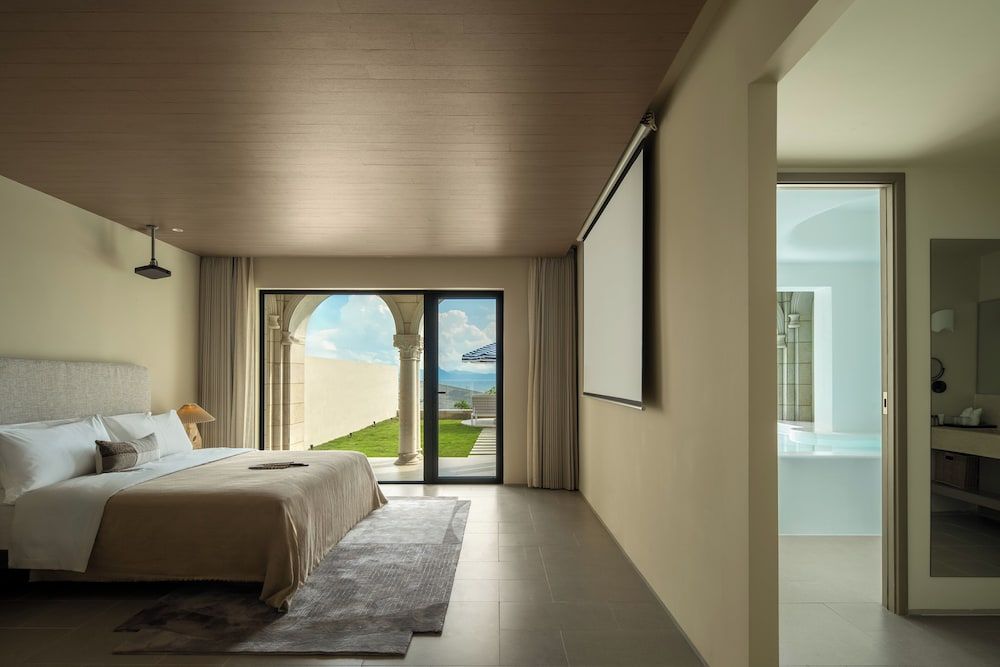 Perpillar Sea View Cave Pool King Room