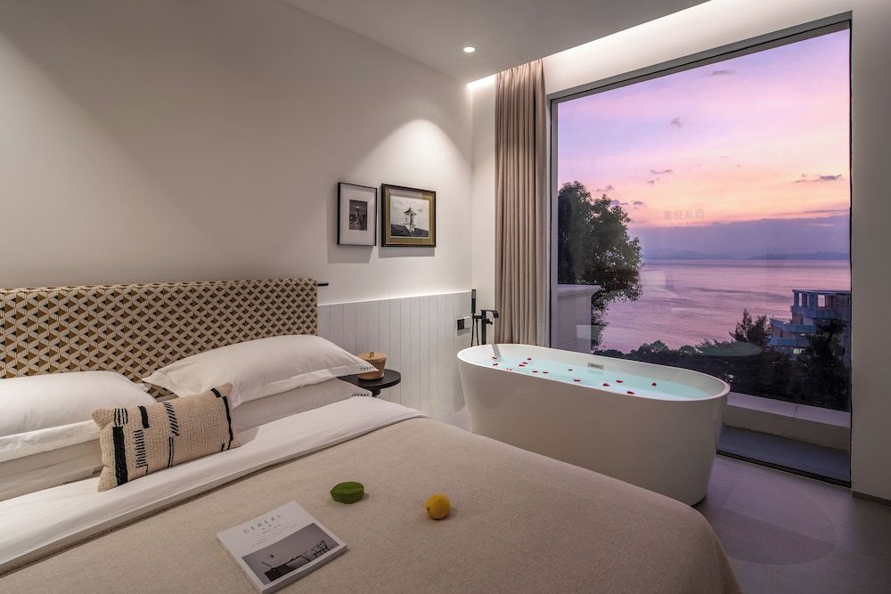 Liyue Seaview King Bed