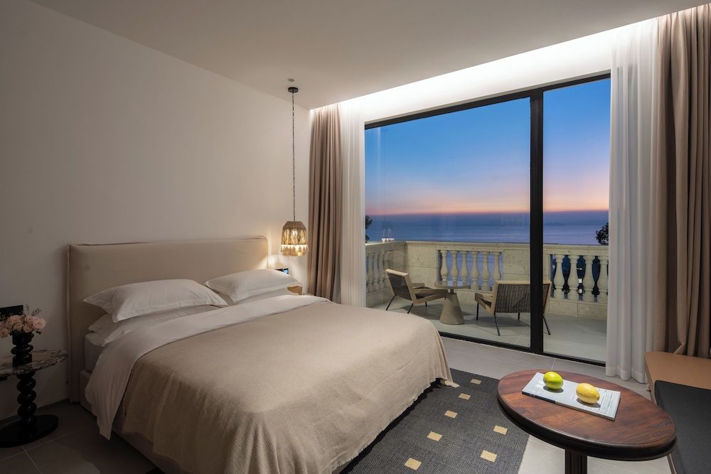 Dome Balcony Bubble Pool King Room