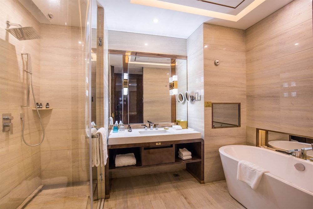 Deluxe Double Room, 1 King Bed, Housekeeping, Courtyard View