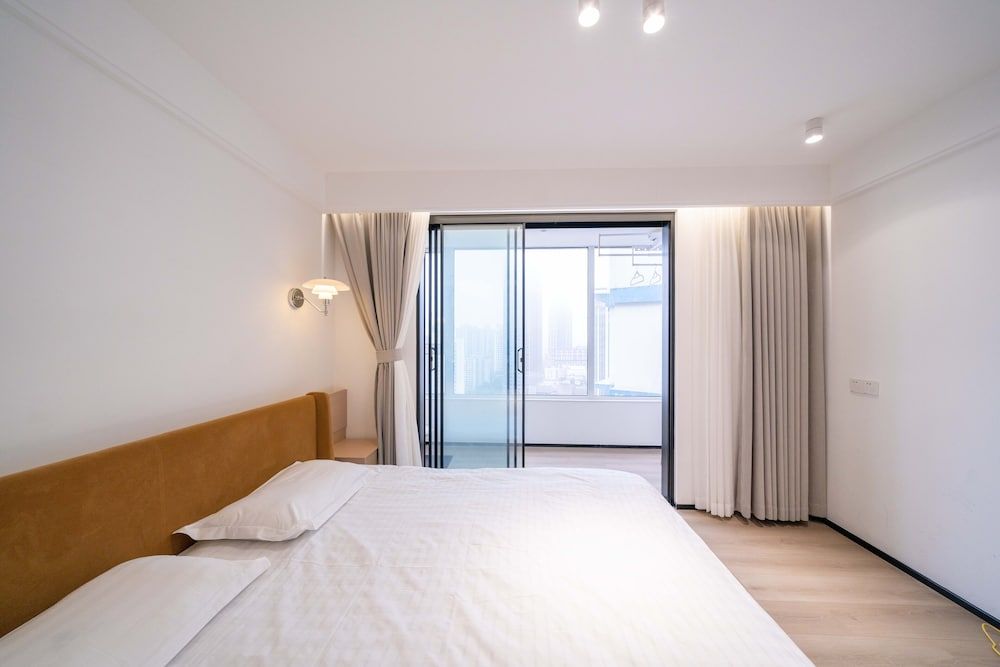 ZHome-Modern 3 bedrooms apartment Comfort Apartment, City View 2