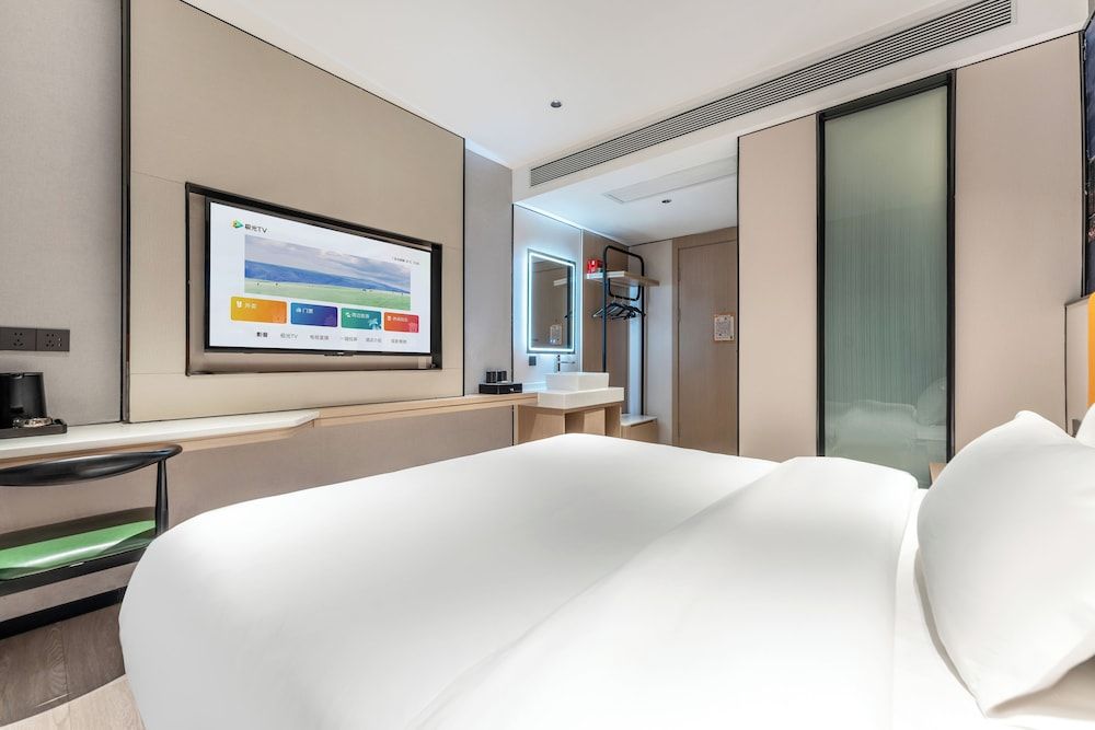 Norman Hotel - Guangzhou Haizhu District Binjiang East Road Subway - Free buffet breakfast - Free self-service laundry and drying - Free shuttle service during the Canton Fair in October and November Economy Room, 1 King Bed, No Windows 2