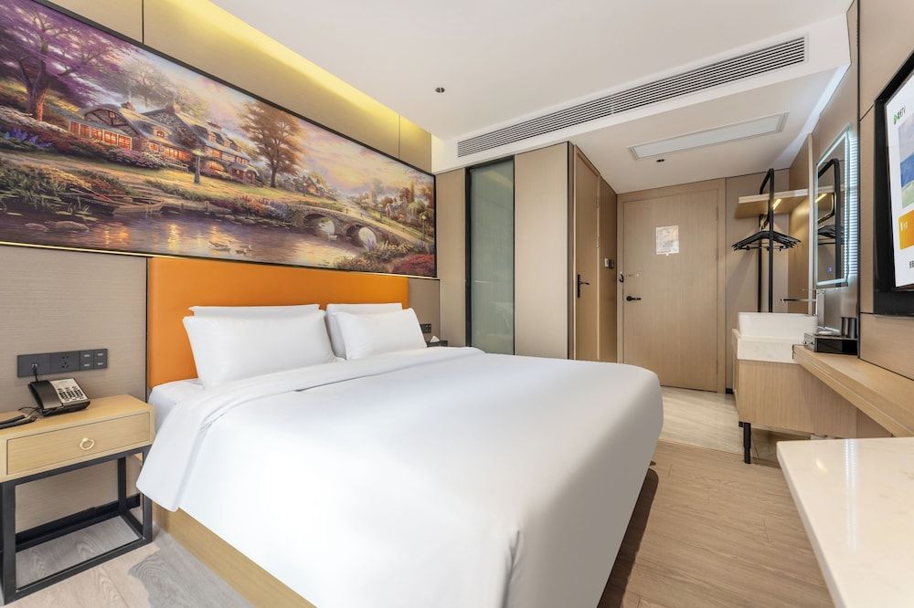 Deluxe Room, 1 Queen Bed, Ensuite, City View