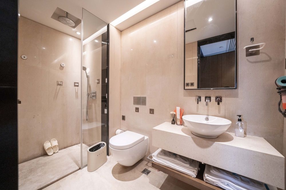 ZHome-Luxury Three bedroom Suite Apartment, City View 10