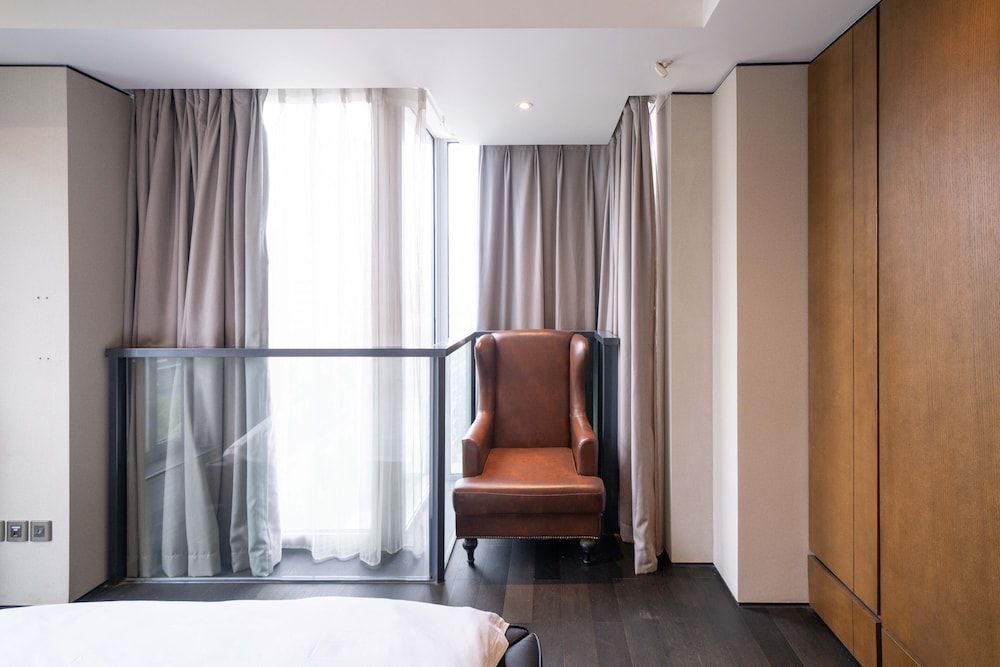 ZHome-Luxury Three bedroom Suite Apartment, City View 13