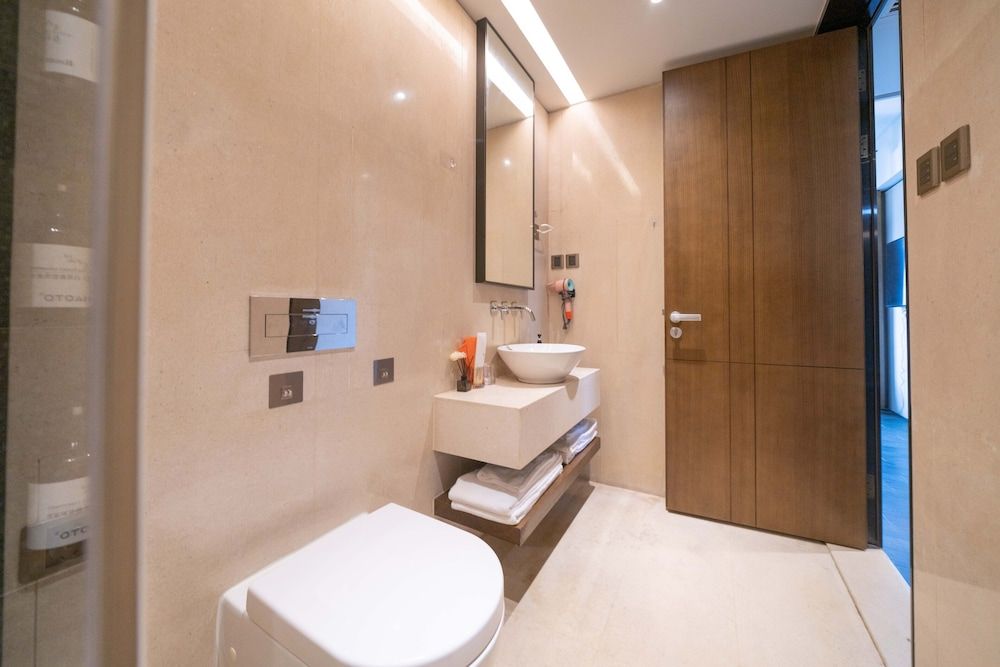 ZHome-Luxury Three bedroom Suite Apartment, City View 11