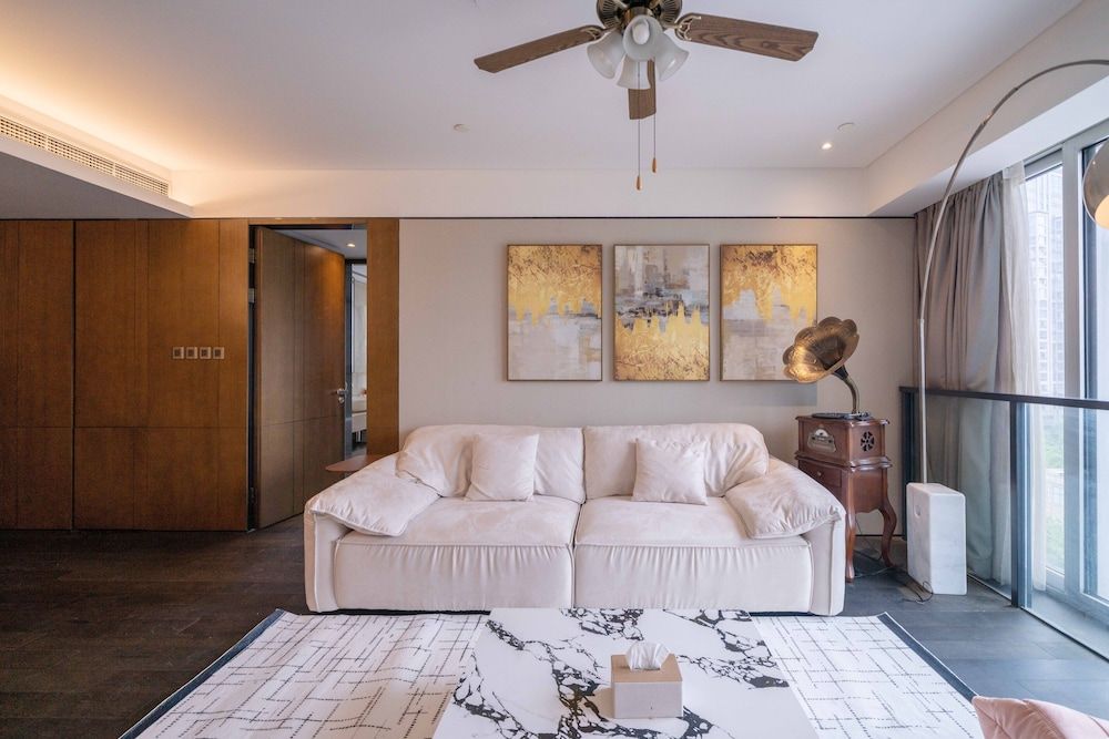 ZHome-Luxury Three bedroom Suite Apartment, City View 5