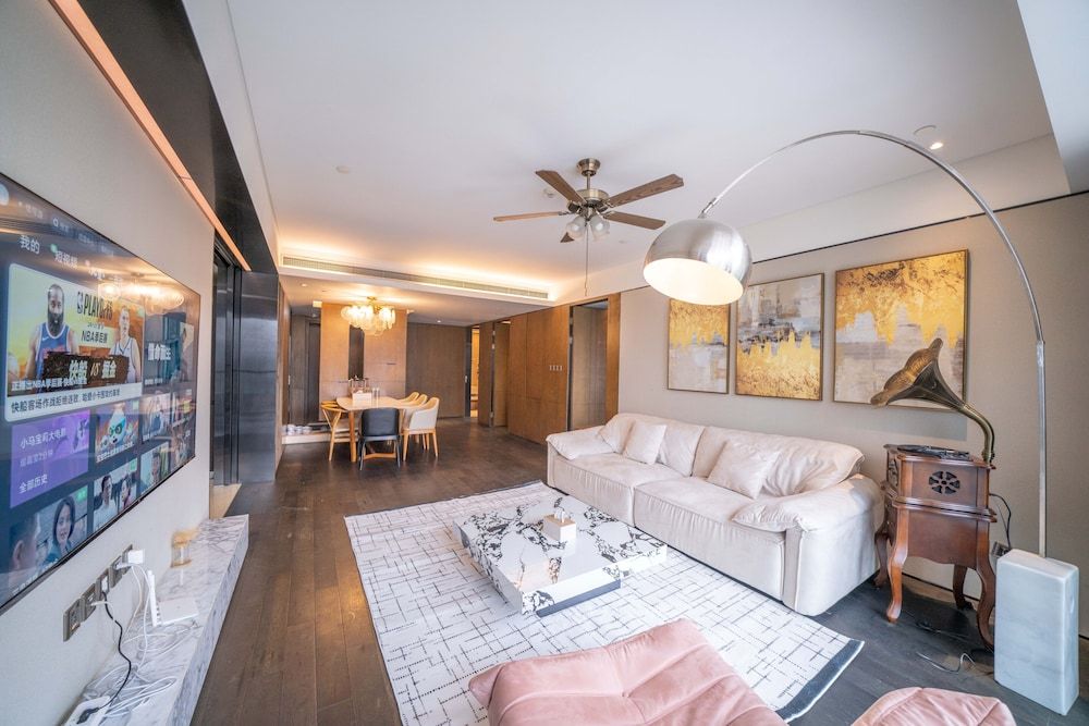 ZHome-Luxury Three bedroom Suite Apartment, City View 14