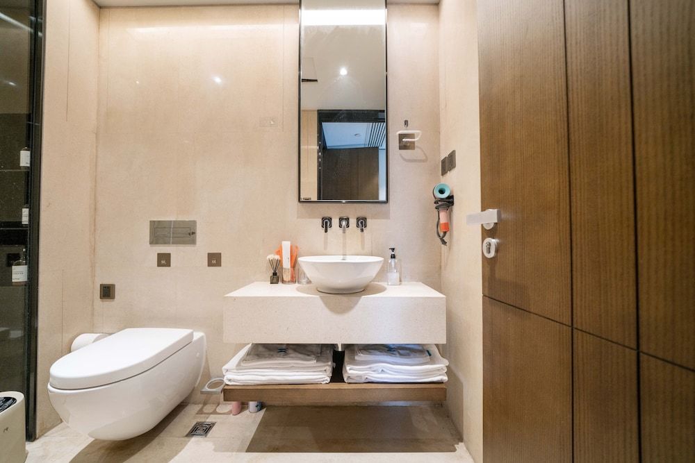 ZHome-Luxury Three bedroom Suite Apartment, City View 9