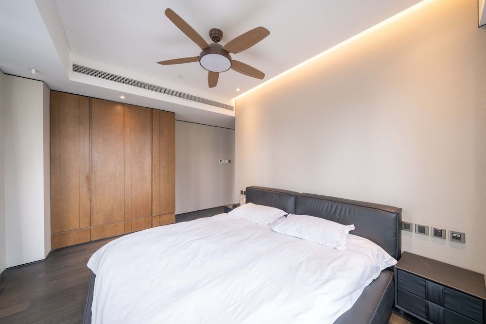 ZHome-Luxury Three bedroom Suite Apartment, City View 2