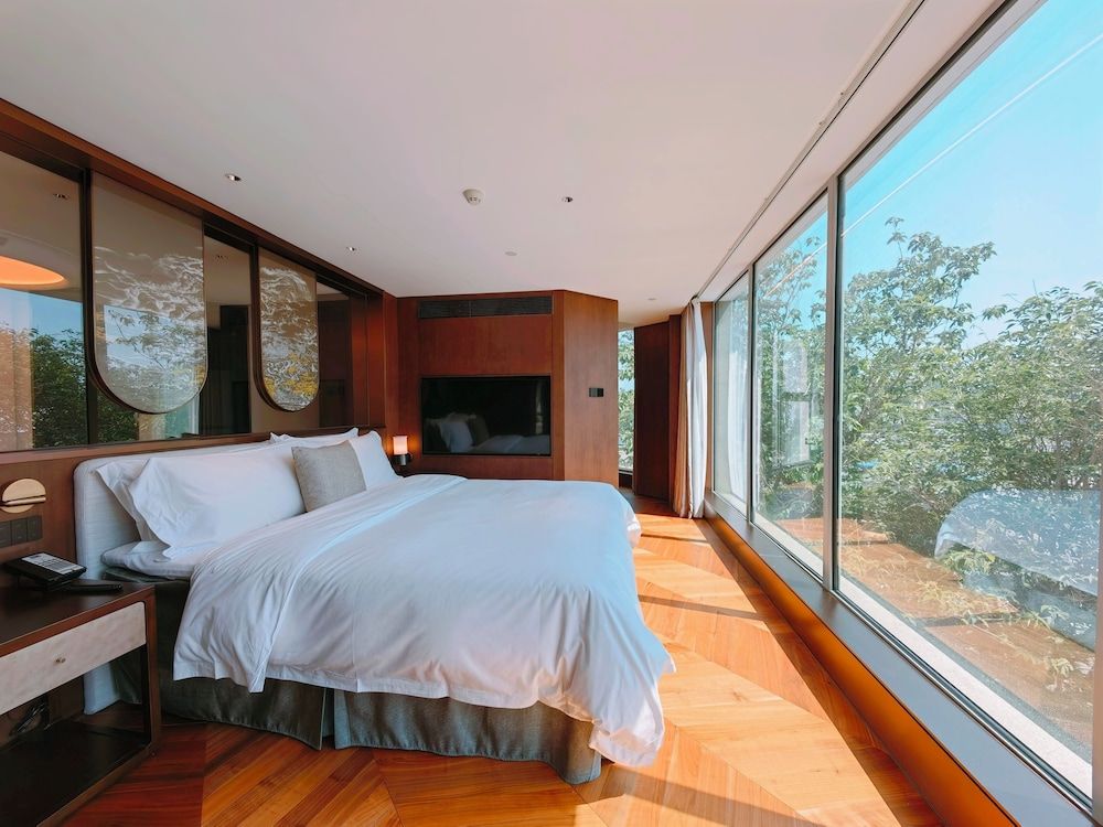 270-Degree Deluxe Landscape Diamond Family Suite