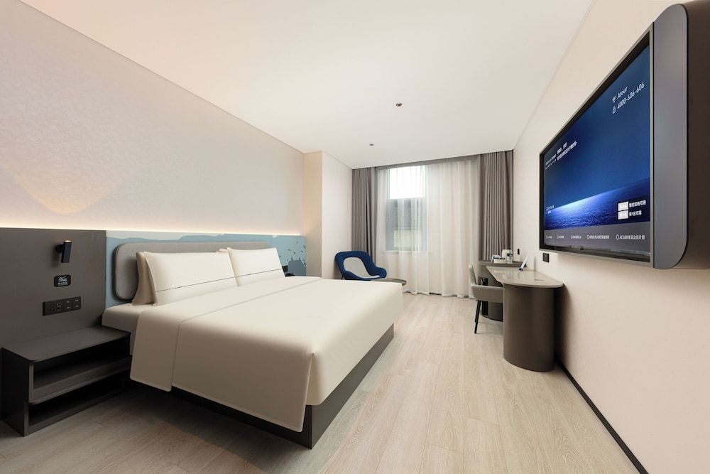 Standard Single Room, 1 King Bed, Housekeeping