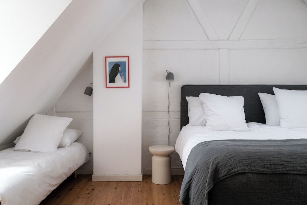 The Little Blue House 2 by Daniel&Jacobs Comfort Penthouse, City View 3