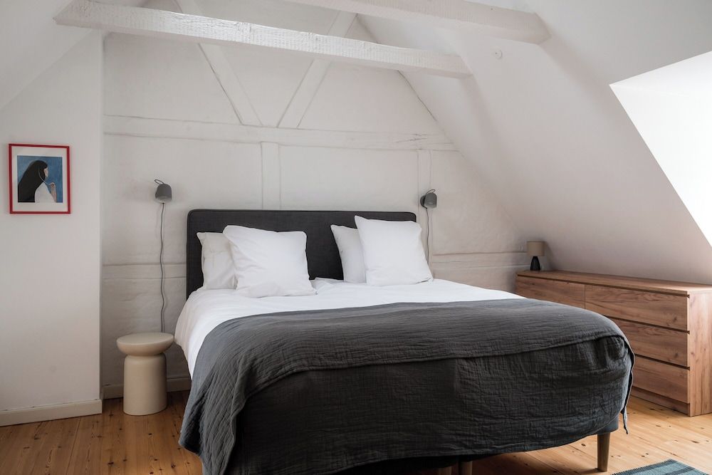 The Little Blue House 2 by Daniel&Jacobs Comfort Penthouse, City View 2