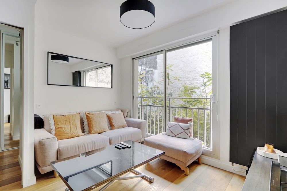 Modern Brunel Classic 1 Bed Apt With Balcony in Paris