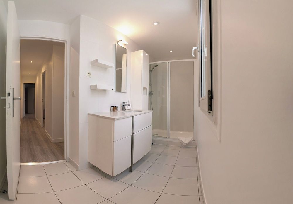 Copernic Right Luminous 2BR Apartment in Paris Apartment 12