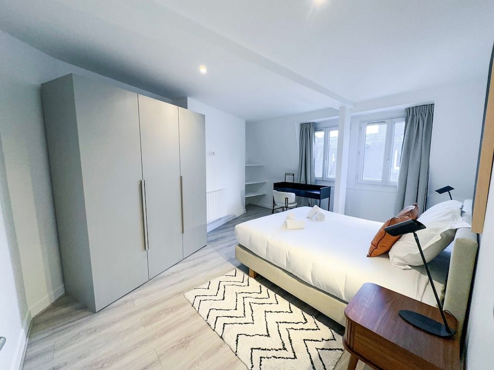 Copernic Right Luminous 2BR Apartment in Paris Apartment 5