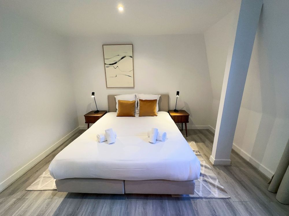 Copernic Right Luminous 2BR Apartment in Paris Apartment 4