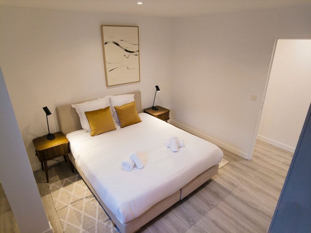 Copernic Right Luminous 2BR Apartment in Paris Apartment 2