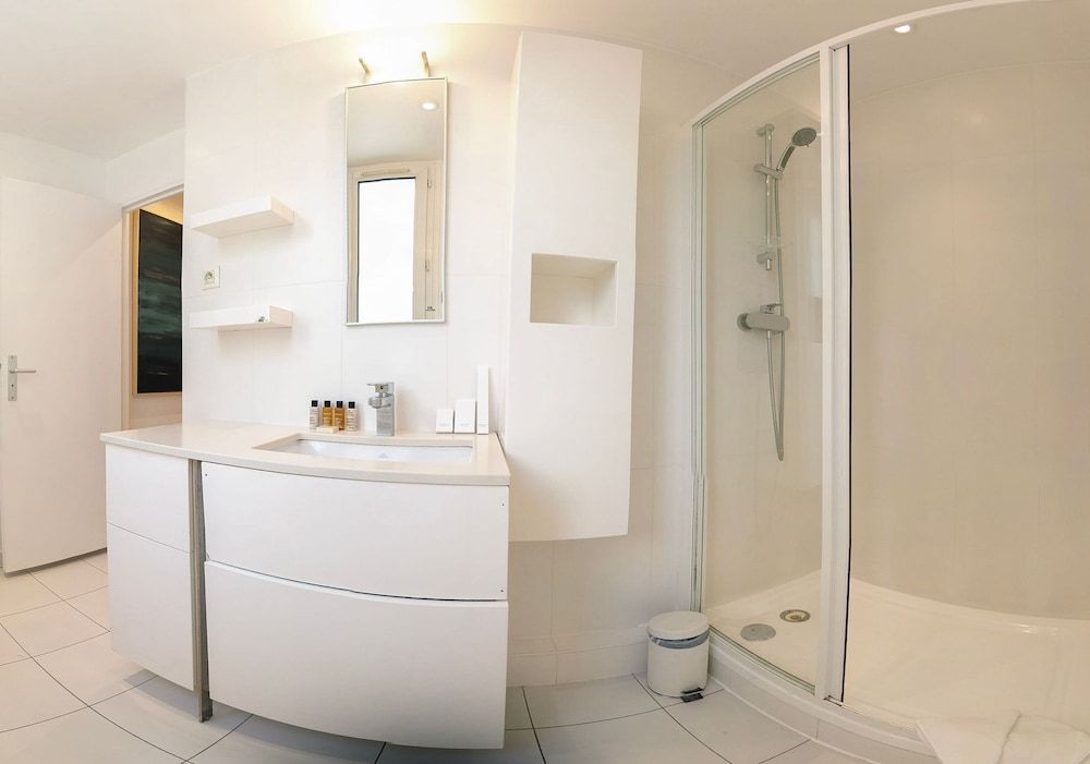 Copernic Right Luminous 2BR Apartment in Paris Apartment 11