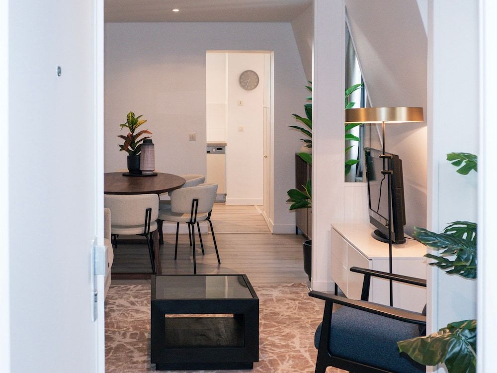 Copernic Right Luminous 2BR Apartment in Paris Apartment 13