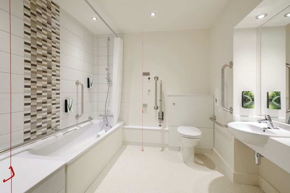 Standard Twin Room, Accessible Bathtub