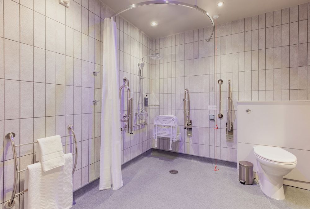 Standard Twin Room, Roll-in Shower