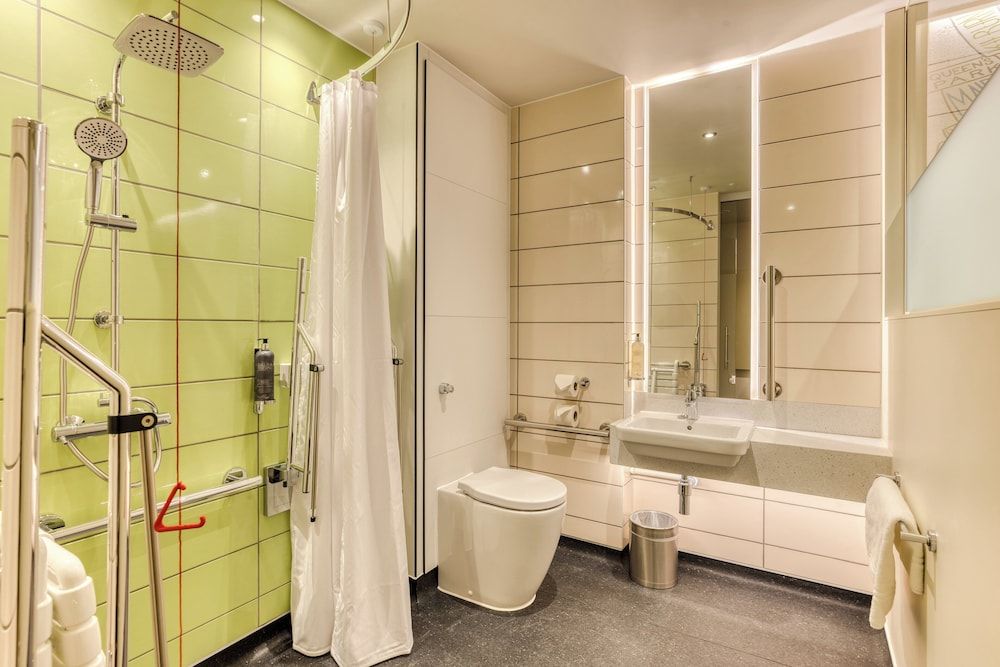 Standard Double Room, Roll-in Shower