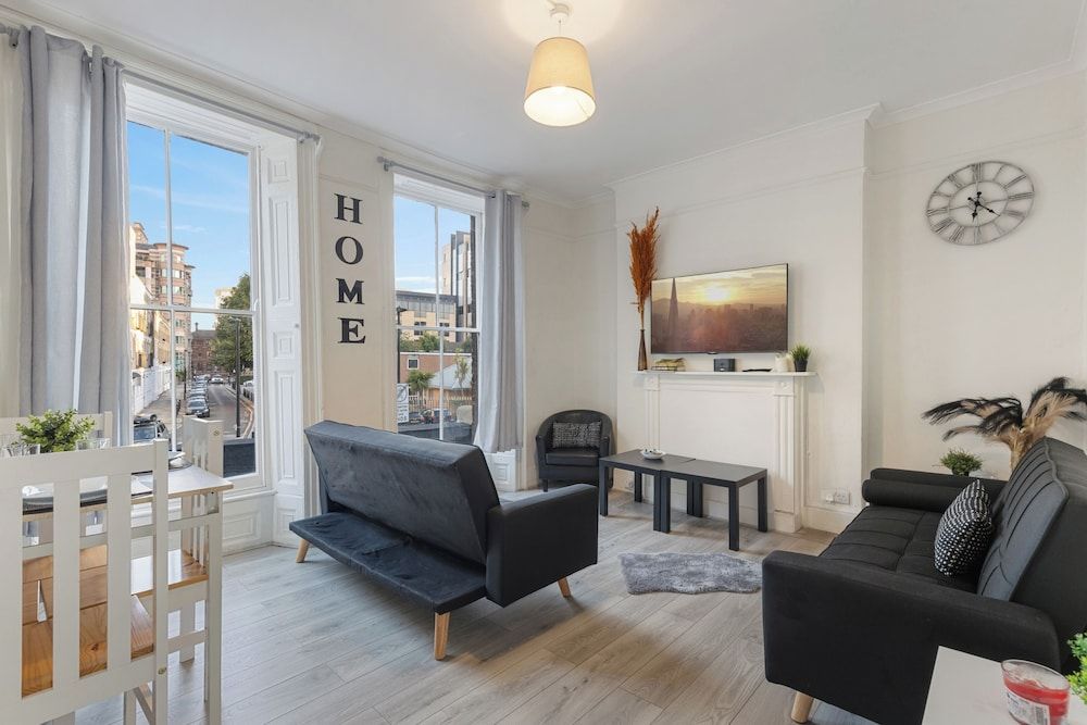 City Escape London - Spacious 4 Bedroom House