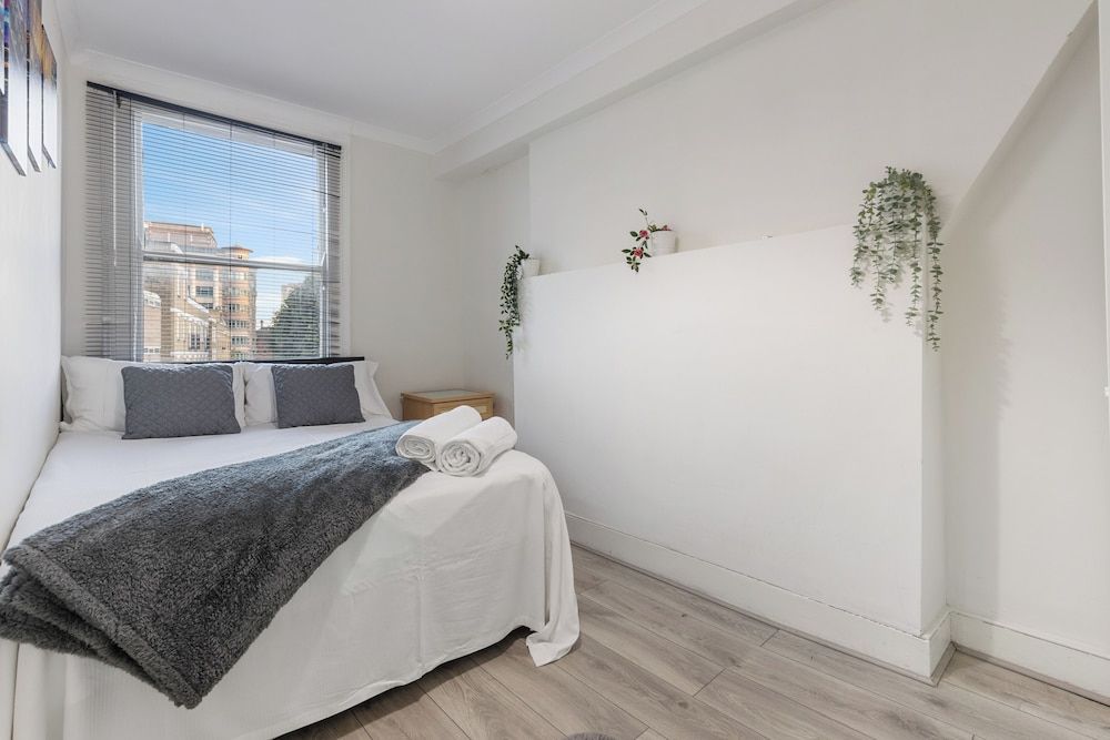 City Escape London - Spacious 4 Bedroom House House 5