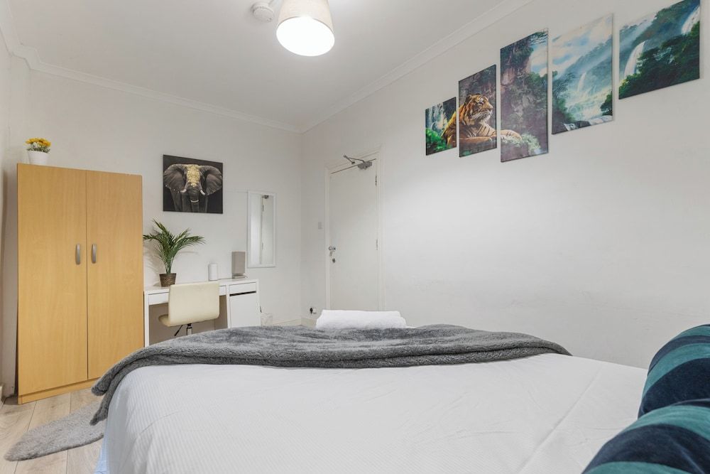 City Escape London - Spacious 4 Bedroom House House 7