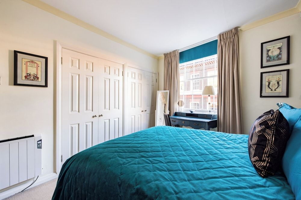 Mayfair 3-bed 5-guest Berkeley Square 1729 House Apartment 4