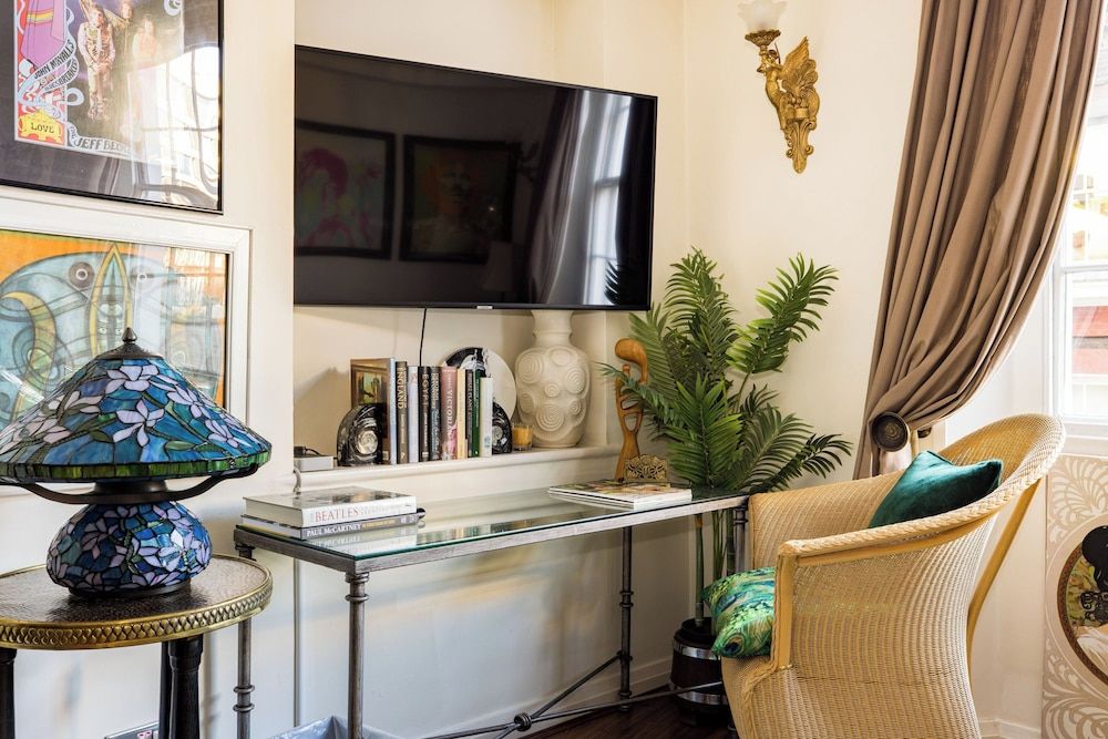 Mayfair 3-bed 5-guest Berkeley Square 1729 House Apartment 19